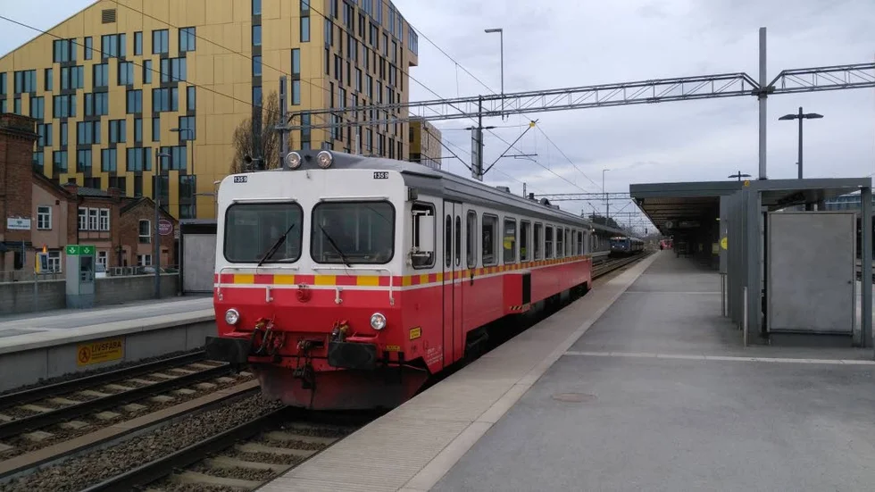 Den säkerhetsanpassade Y1-rälsbussen kan köras på statens järnvägsspår.