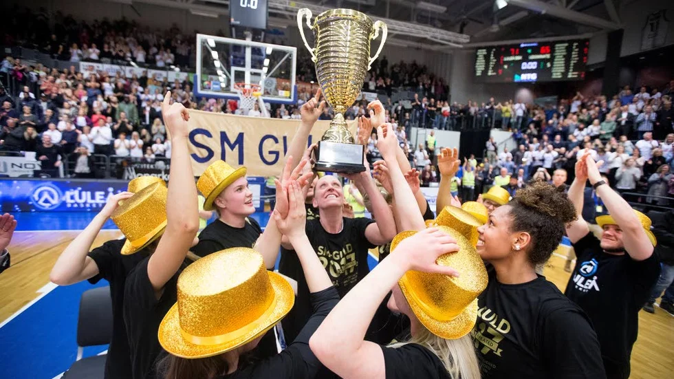 Fest med få deltagare. Den nya spelordningen i Damligan får NSDs sportkrönikör Pelle Johansson att oroa sig för svensk baskets framtid. ”Istället för krav på bot och bättring sprider sig en                                       kvävande tystnad från förbundet”, skriver han.