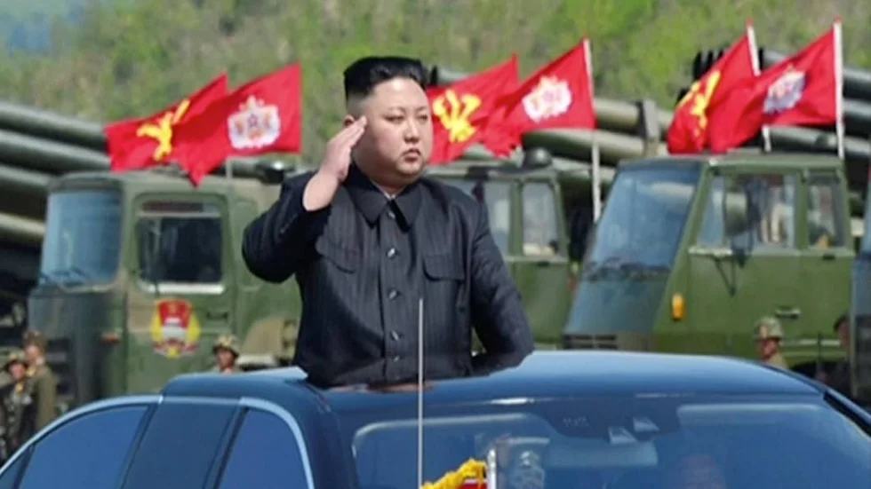 FAMILJEDYNASTI. Nordkorea är en familjedynasti, nu inne på tredje generationen, som överlevt både Sovjetunionens fall och förändringarna i Kina. Kim Jong Un är ledaren.