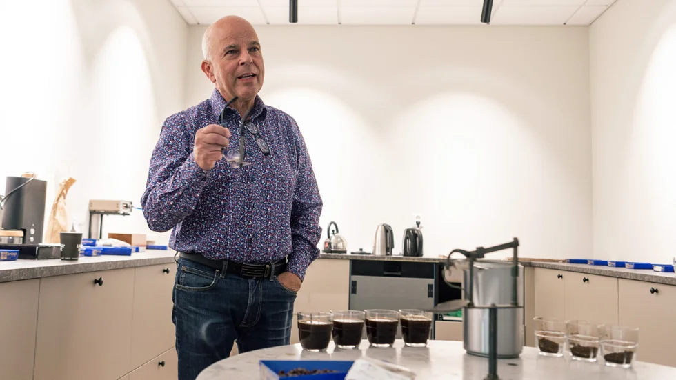 Ulf Lindvall är ägare och vd till Lindvalls kaffe. Det kaffe som hans pappa tog fram till kungen och drottningens bröllop 1976 lanseras nu i samband med att kungen suttit 50 år på tronen.