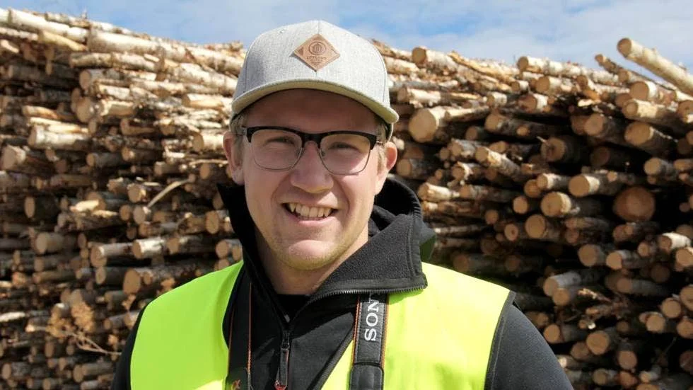 EXAMENSARBETE. Filip Berggren från Jävre utbildar sig till Skogsmästare. Hans examensarbete går ut på att göra tidsstudier över hur lång tid det tar att lasta en timmerbil på olika avstånd från timret.
