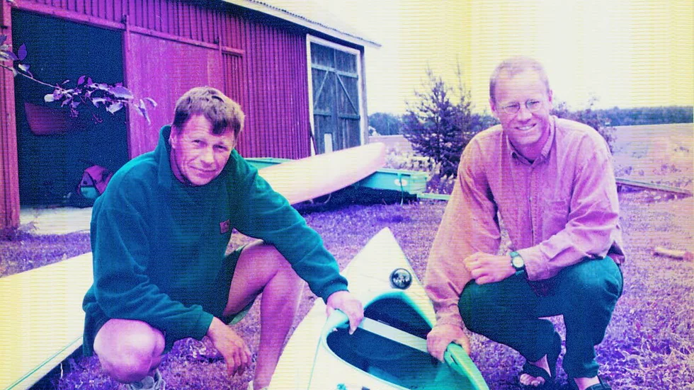 220 mil på 32 dagar. Lars Brindt och Jan Andersson, här med en kajak mellan sig.