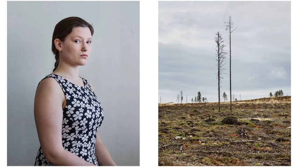 Självporträtt. I det personliga fotoprojektet "Sukujuuret – Ursprung" tar Emma-Sofia Olsson avstamp i herman Lundborgs rasbiologiska mätningar. På bild ett självporträtt tillsammans med ett kalhygge från Vittangi.