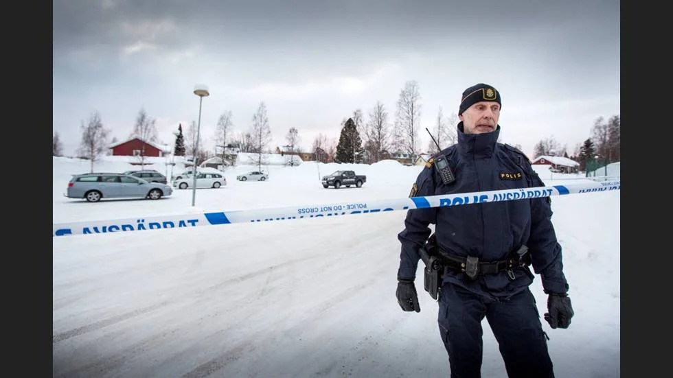 Polisen eskorterar alla som har sina bilar parkerade på LF Arena till sina bilar samt kontrollerar deras körkort.