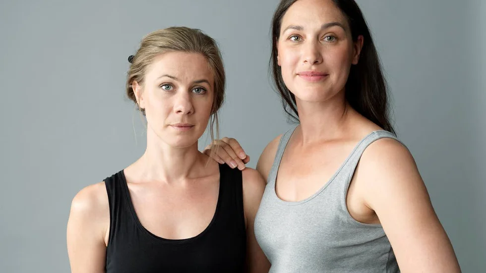 Baserad i Arjeplog. Harleen Kalkat, till höger i bild som tillsammans med sin sambo driver Musikteatern har flyttat till Arjeplog. På bild tillsammans med skådespelaren Helena Gezelius. Tillsammans gestaltar de tio roller i "Fjällsågens drottningar".