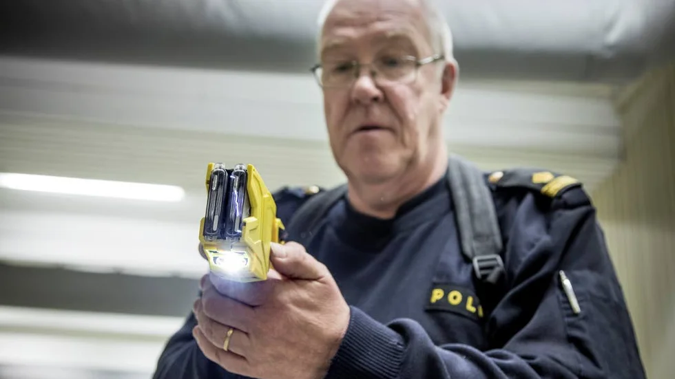 Elpistol.  Anders Holmlund, polis i Arjeplog, tror att elpistolen kommer att bli ett bra hjälpmedel i glesbygden. "Det kan bli en livräddare".