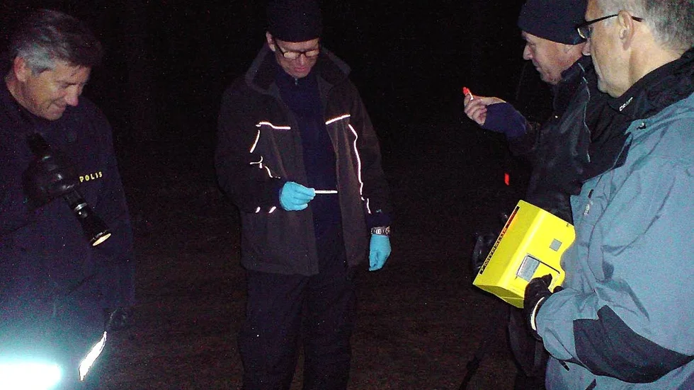 Träff. Polismännen Dag Andersson, Rikskriminalpolisen, David Lindblom, Jan-Erik Nilsson, tekniker från Luleå och biträdande förunudersökningsledare, Kenneth Rautio, har precis fått beskedet att det är mänskligt blod på vägen vid Rastplats 58 och på den bilmatta som hittats. Bakom kameran, Ulf Brynolfsson, som tillsammans med hunden Oscar hittade mattan.