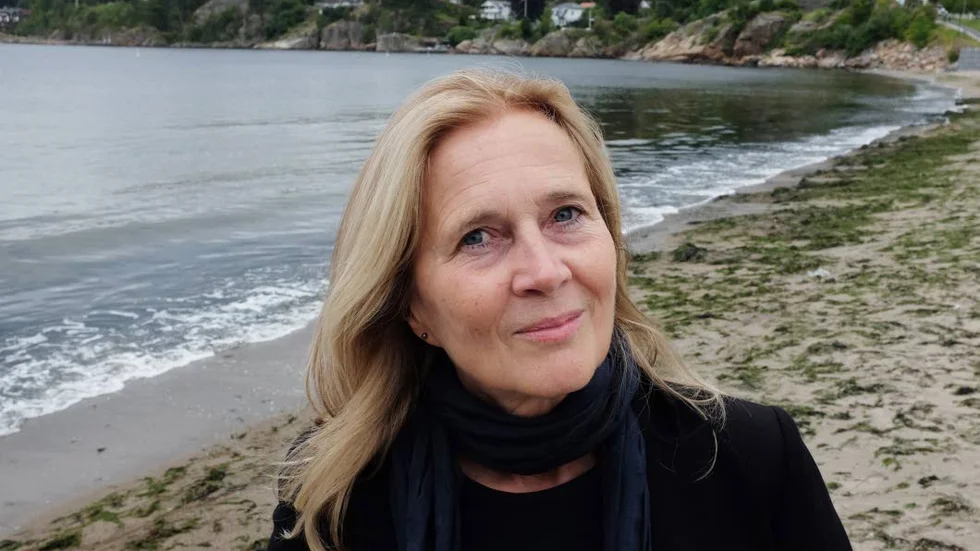Det är ofrånkomligt men läsningen av Katarina Frostensons "Sju grenar" påverkas direkt eller indirekt av turerna i Svenska Akademien, menar Kurirens recensent.