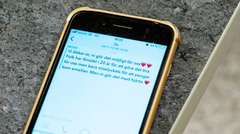 Den åtalade mannen ska ha skickat sms med sexuellt innehåll till kvinnan.