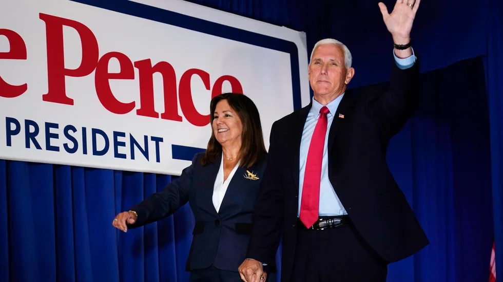 Mike Pence med fru Karen kampanjar inför Republikanernas val av presidentkandidat nästa år. Arkivbild.