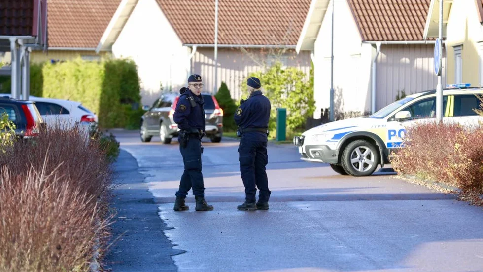Poliser. Ska kunna arbeta utan våld och hot mot sig själva och sina familjer.