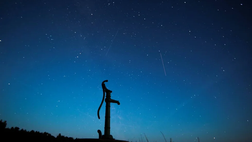 METEORREGN. Perseiderna bjuder på ett lysande skådespel med intensiva stjärnfall.