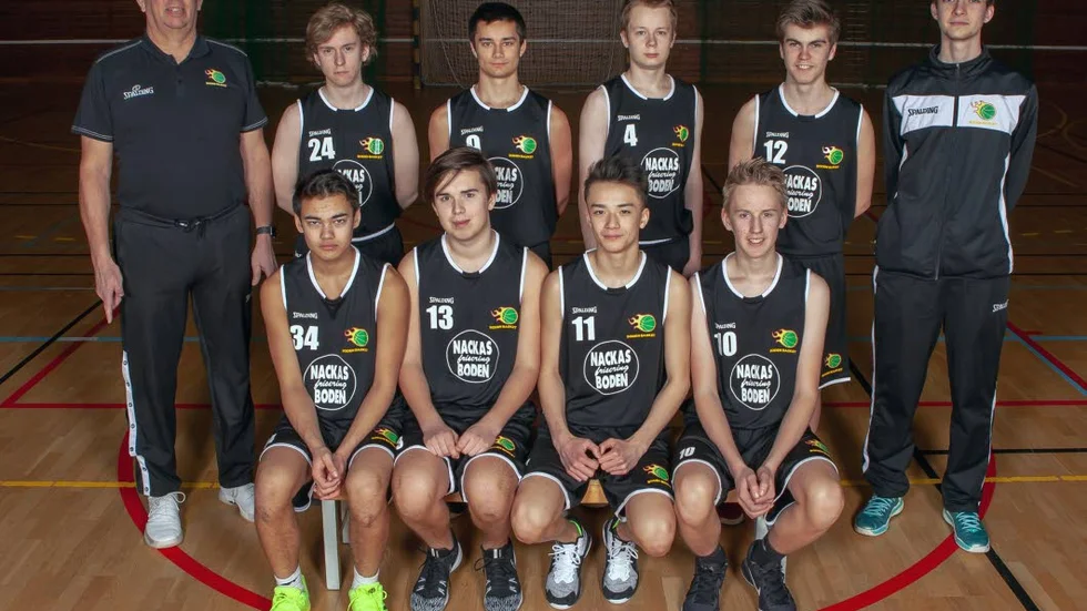 Övre raden från vänster: Peo Persson (Coach) Malte Sigvallius, Emil Rathod, Arvid Bylund, Aron Blomqvist och Igor Nialiubin (coach). Nedre raden från vänster: Lucas Westman, Emil Gabrielsson, Jakob Larsson, Leo Lindgren. Saknas på bild gör Oscar Brännholm samt medföljande lagförälder Anders Blomqvist.