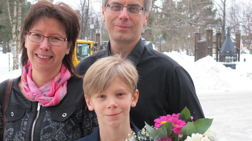 Luleå Rotaryklubb Norra tilldelade elvaårige Wilmer Heikkilä sitt kulturstipendium för 2016. Mamma Ann-Marie och pappa Lars är med på bilden.