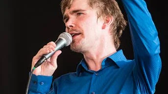 Bo Selinder uppträdde med sin originella låtar på Kriminalvårdsanstalten i Haparanda.