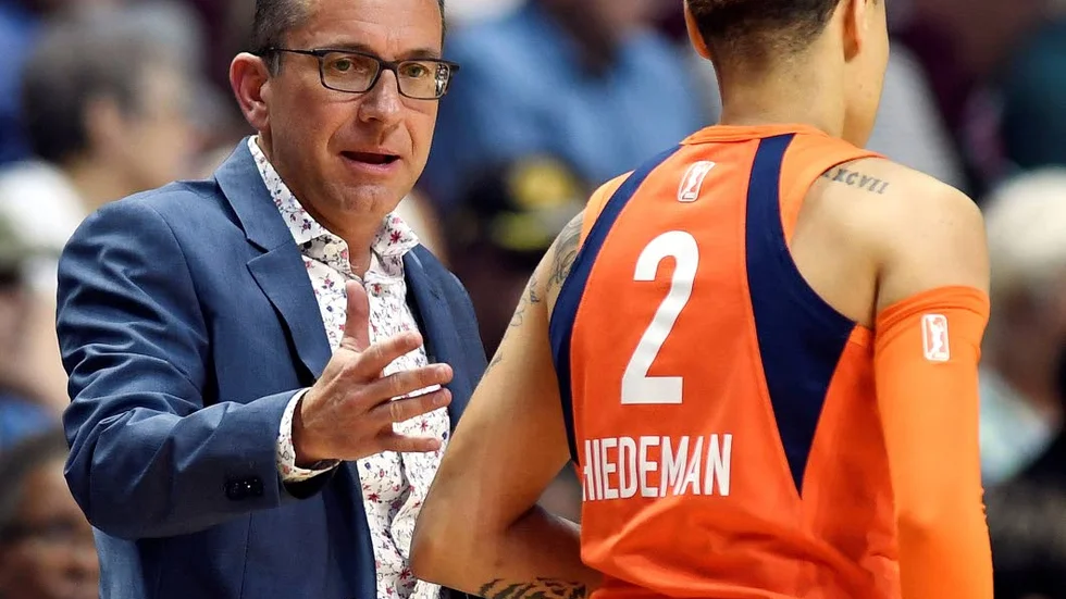Natisha Hiedeman får instruktioner av Connecticut Suns headcoach Curt Miller.