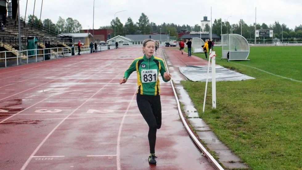 Emmy Erlandsson i mål som överlägsen vinnare på 600 meter.