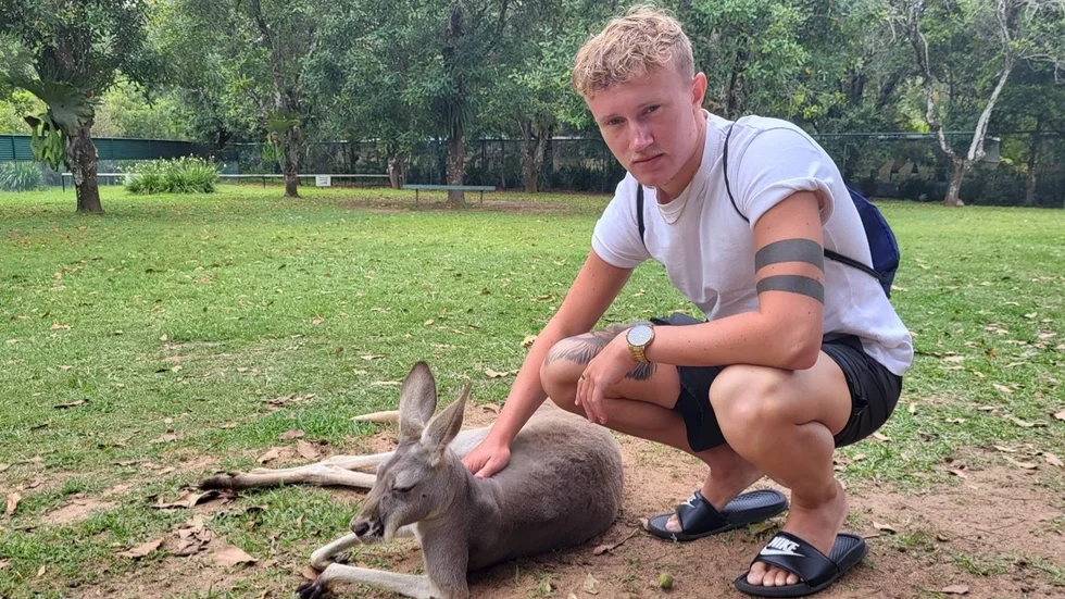Robert Andbjer tillbringade tio månader i fjol i Australien. Nu är han tillbaka i Nyköping och börjar om i IFK Nyköping. Men han ser ut att missa fredagskvällens seriepremiär.