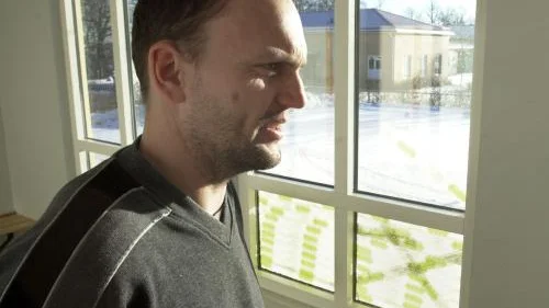 Att laga de här rutorna, som någon roat sig med att krossa, kostar omkring 1 500 kronor styck. Det är inte första gången som vaktmästare Joakim Lind möts av sönderslagna rutor eller annan förstörelse på sin skola.