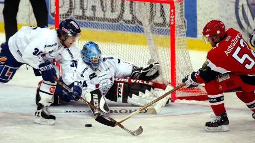 Linköpings Barry Richter avgjorde matchen med sitt 3--2-mål. Här är han och Södertäljes Peter Larsson i kamp om pucken framför Mikael Sandberg i LHC-målet.