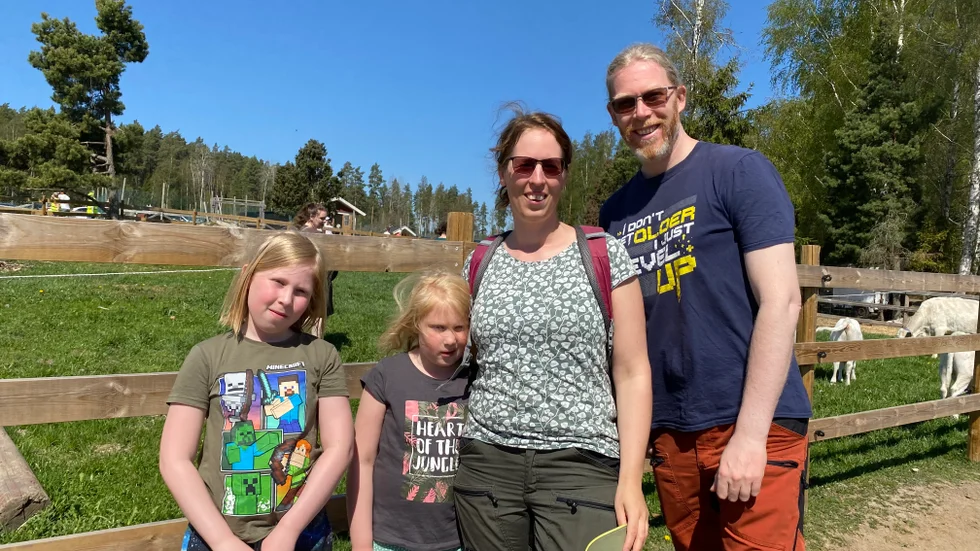 Paula Bakker och Ruud Hamers besökte gården även i fjol och tycker att det fanns både bättre parkering och var bättre väder i år. Barnen Myrthe och Amber tyckte det var kul att få gå in och klappa fåren.