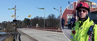 Dramatiskt larm: Fritidsbåt på väg in i Stallarholmsbron