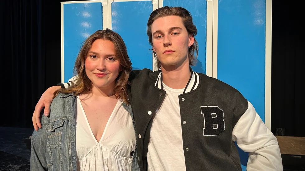 Kulturskolans äldsta elever sätter tillsammans med lärare upp musikalen Footloose på Joar Blå i Enköping. I huvudrollerna syns Hilda Colld