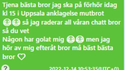 En besiktningstekniker i Heby som nyligen åtalats för mutbrott skickar sms till en bilägare som anklagas för att ha mutat teknikern. 