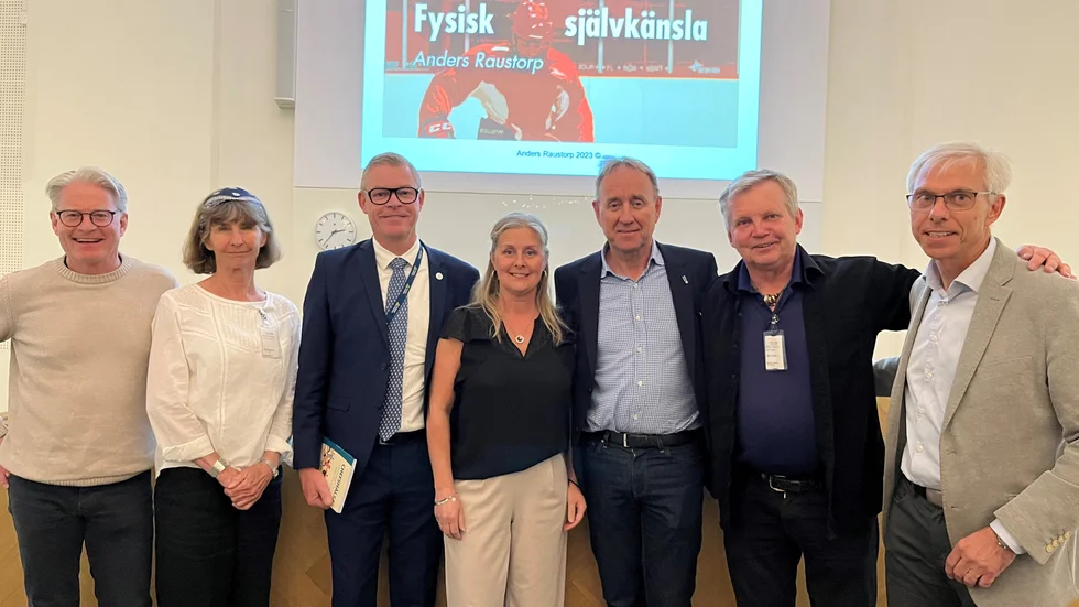 Björn Hällgren (två från höger) tillsammans med experter på seminariet i Riksdagen.