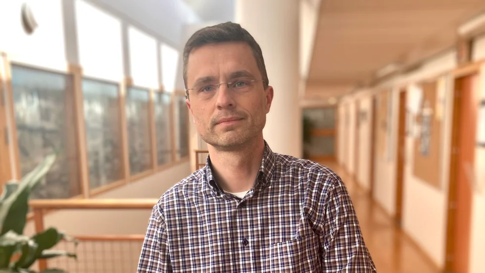 Marco Kuhlmann, är forskare och kan mycket om AI. Han berättar dock att företaget bakom OpenAI släpper mindre och mindre information om hur man arbetar med tekniken, i takt med att tjänsten kommersialiseras. Därför kan det bli svårare för forskare i framtiden att svara på hur chattrobotarna egentligen fungerar. 