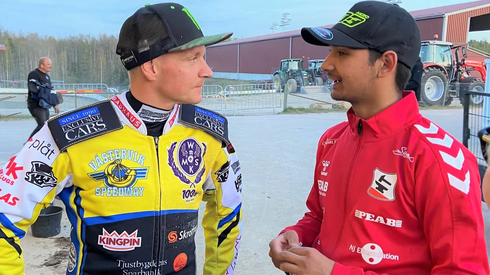 Philip Hellström Bängs (till höger) pratar med Sveriges största stjärna, Fredrik Lindgren, efter en ligamatch i Eskilstuna.  