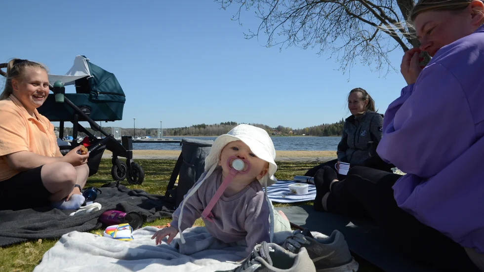 Badförbudet är lyft och Vera Sving kan plaska på Frösjöstrand för första gången. "Jättebra. Om det håller i sig", säger Ellen Ringdahl, Marie Öqvist (Veras mamma) och Linnea Sidenqvist.