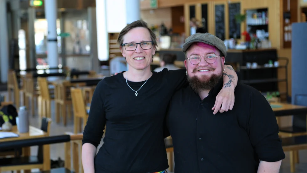 RFSL Gotlands Carola Cato och Alex Lithander i Almedalsbibliotekets foajé som kommer fungera som Pride House i veckan.