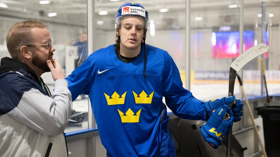 Ungern väntar för Leo Carlsson och Tre Kronor vid VM i Tammerfors.