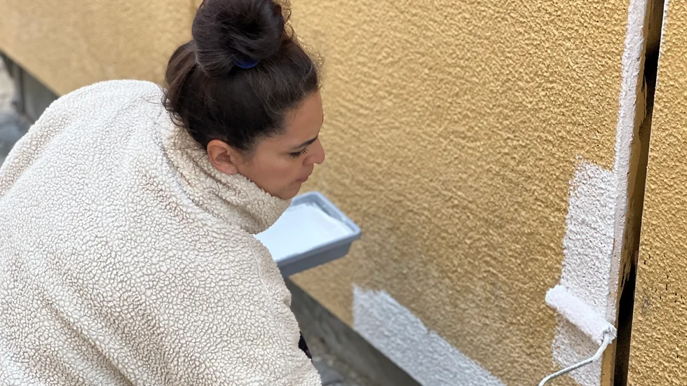 Shora Dehnavi ska göra en målning på en elstation i Nyfors.