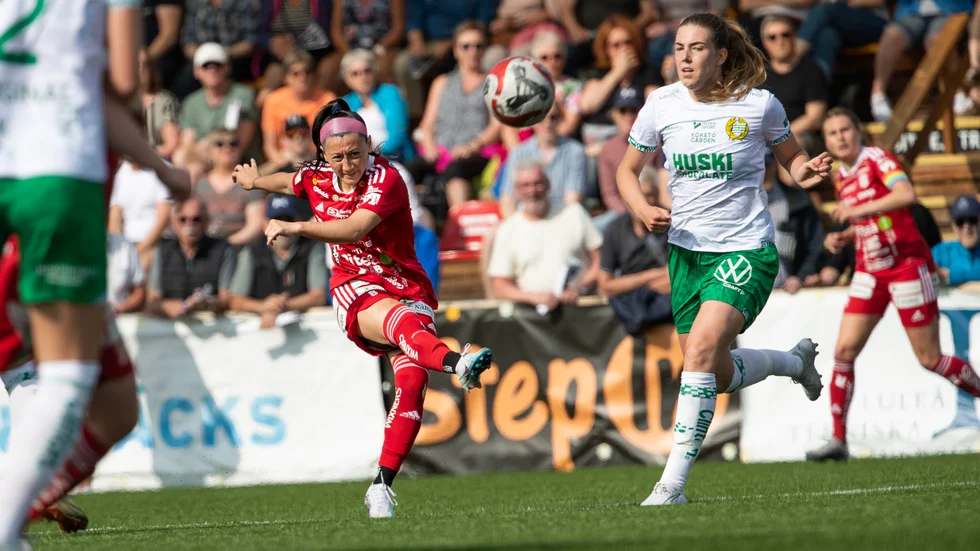 Katrina Guillou får minst 30 000 dollar om hon blir uttagen i VM-truppen för Filippinerna. 