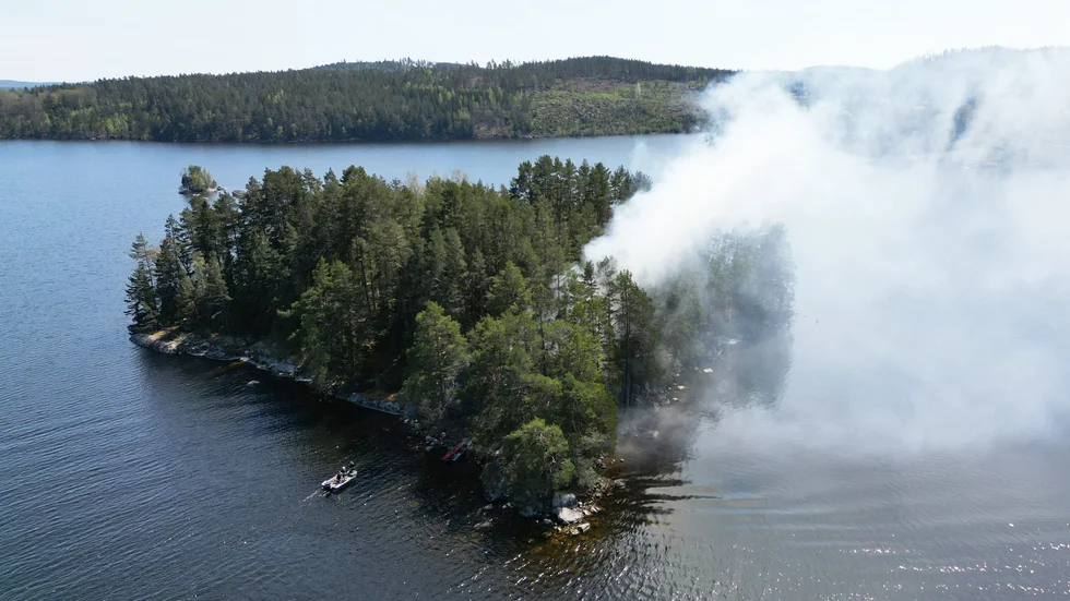 Brandrök steg över Åsunden på fredagen.