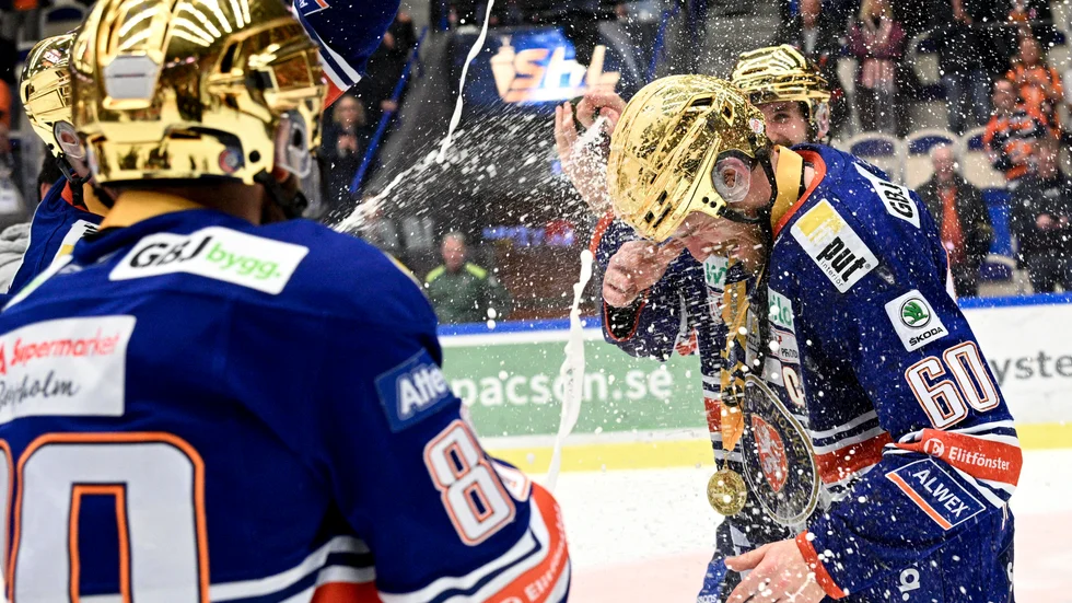Växjös lagkapten Erik Josefsson får en champagnedusch.