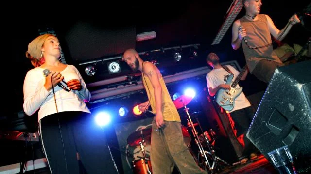 Baktakter och gungande reggaetoner. När Svenska Akademien spelade på ett välfyllt Skylten på fredagskvällen levde man upp till det klassiska mottot: snille och smak. Bild: PETER JIGERSTRÖM