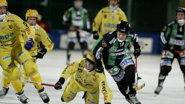 Slitvargen Johnny Hellström var bäst i Derby i går. Dessutom gjorde han ett solomål man inte glömmer i första taget. Här tar sig Hellström förbi Vetlandas Andrej Sannikov.