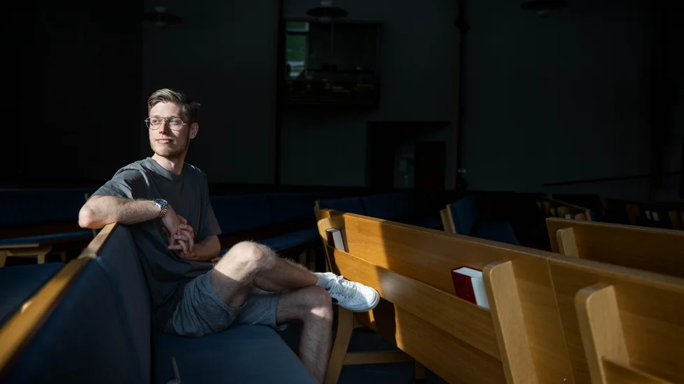 "Jag kan säga från egen erfarenhet, om man går i skolan och är troende idag är det jätteattraktivt att gömma tron. Den världsbilden som du lever efter och den relation du har till Jesus är i stor kontrast till det samhälle som erbjuds i skolan och i Sverige idag", säger Daniel Häger.