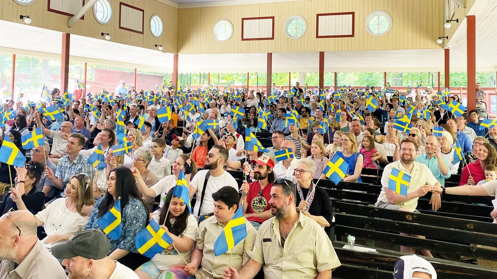 Flera tusen människor samlades i gamla Linköping för att fira nationaldagen. Här har medborgarskapsceremonin just avslutats. 