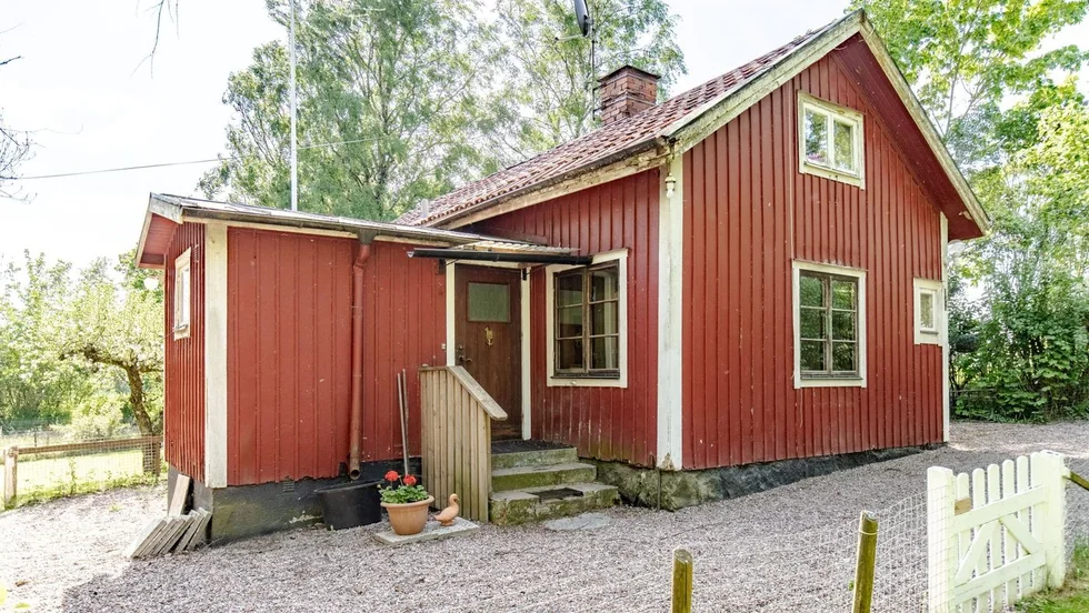 Huset är också en före detta stinsbostad och tomten ligger mot en före detta banvall.