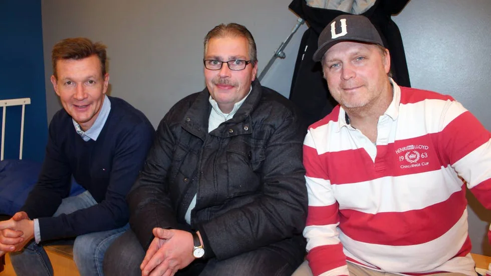 NY TRÄNARE. Rickard Blomdahl ska träna IFK Motalas herrlag i fyran. Här tillsammans med ordföranden Per Hallberg och lagledare Hasse Eklund.
