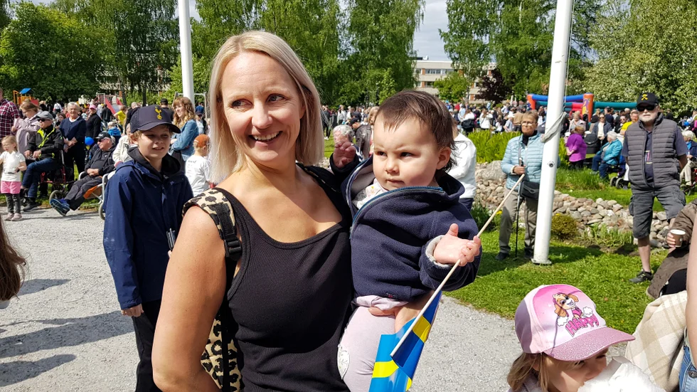 "Det är mysigt att fira nationaldagen", säger Elin Nilsson-Sköld som firade med lilla Leona, 1,5 år.