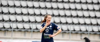 Hon spelar inte – men hon är med