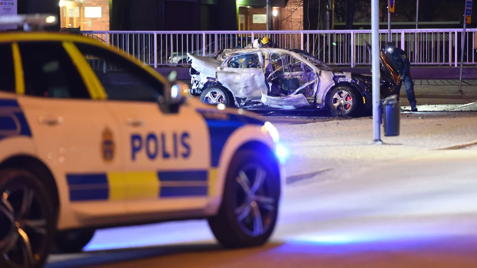 En explosionsartad bilbrand inträffade natten mot torsdag i Årby centrum.