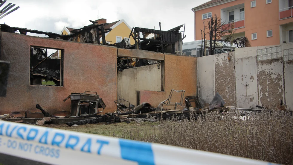 Polisens och räddningstjänstens teori är att branden startades av en gasolgrill och en anmälan om allmänfarlig vårdslöshet har upprättats.