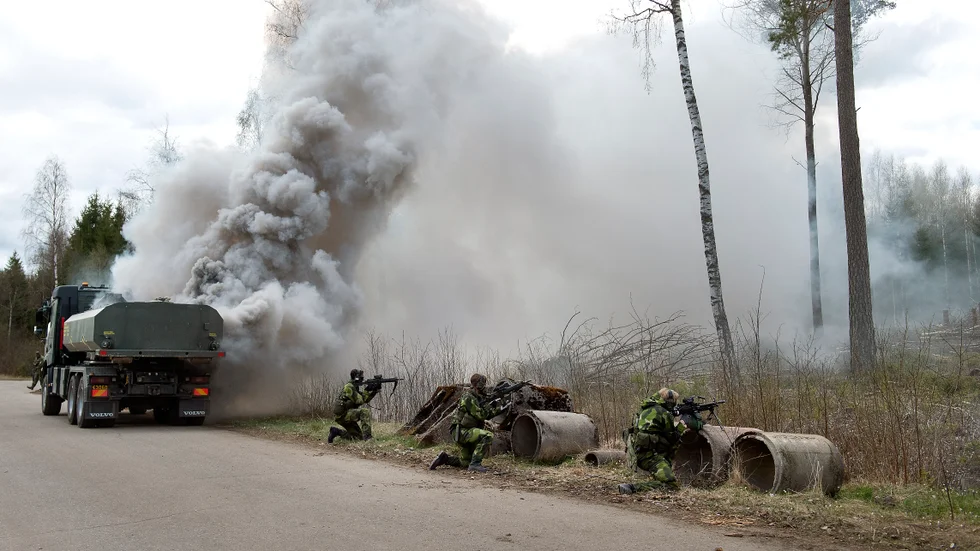 Soldater skjuter lösa skott mot fiender i skogen.