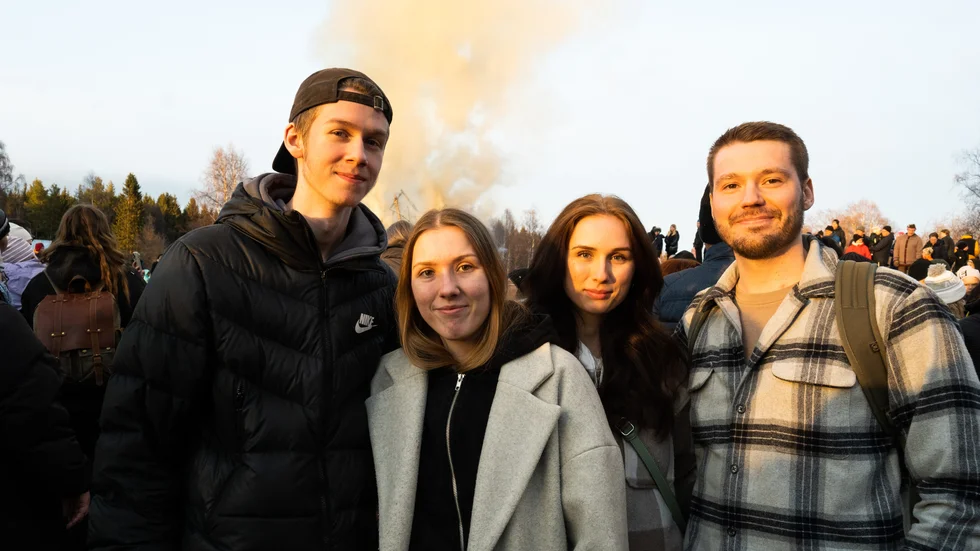 Elliot Berg, Minna Perdal, Amanda Perdahl och Pontus Björkblad uppskattar gemenskapen vid valborgsfirandet på Hägnan.